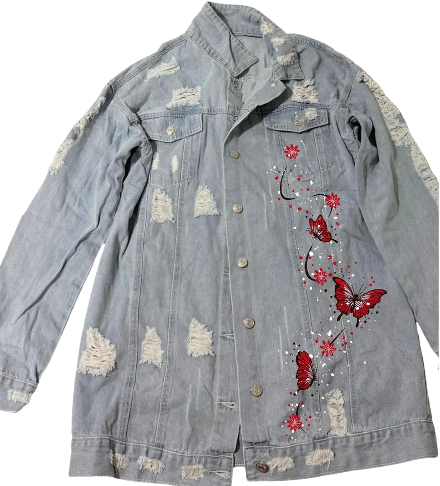 Frente da jaqueta jeans: três borboletas vermelhas e flores descem ao lado dos botões, com respingos