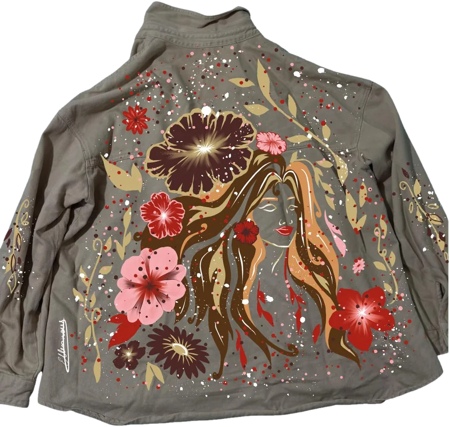 Costas da jaqueta: rosto feminino de olhos fechados com cabelos longos que se abrem em flores vermelhas, rosas e vinho, folhas douradas e respingos